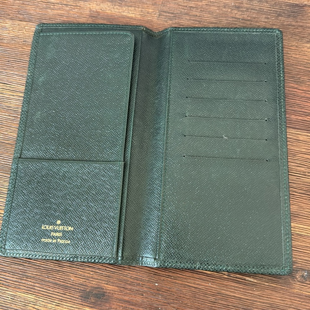 LV Louis Vuitton Taiga Green Leather Bifold Checkbook